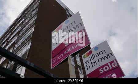 Wohneigentum zum Verkauf in Peterborough mit Schild für Immobilienmakler vor dem Haus. Stockfoto