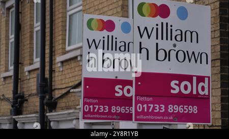 Wohneigentum zum Verkauf in Peterborough mit Schild für Immobilienmakler vor dem Haus. Stockfoto