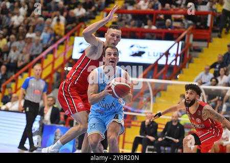 Kevin Pangos von Napolibasketin im Spiel zwischen NapoliBasket und Pallacanestro Trieste, italienische Basketball Serie A, 06. Oktober 2024 Stockfoto