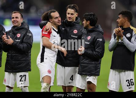 Frankfurt Am Main, Deutschland. Oktober 2024. 06.10.2024, Fussball-Bundesliga, Eintracht Frankfurt - FC Bayern München, emonline, emspor, v.l., Arthur Theate (Eintracht Frankfurt), Robin Koch (Eintracht Frankfurt), Mahmoud Dahoud (Eintracht Frankfurt) DFL/DFB-VORSCHRIFTEN VERBIETEN JEDE VERWENDUNG VON FOTOGRAFIEN ALS BILDSEQUENZEN UND/ODER QUASI-VIDEO. Xdcx Credit: dpa/Alamy Live News Stockfoto