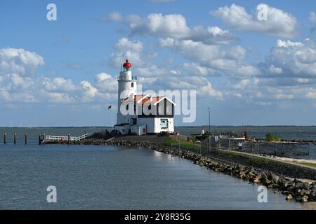 Marken, Niederlande - 25. August 2024: Der Leuchtturm Paard van Marken auf der niederländischen Halbinsel Marken. Stockfoto