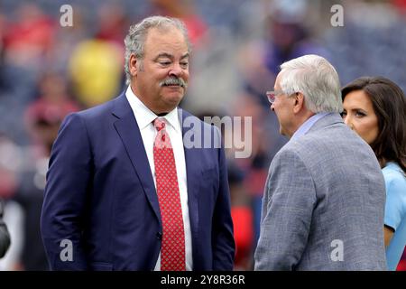 Houston, Texas, USA. Oktober 2024. Cal McNair (links) spricht mit Terry Pegula (rechts) vor dem Spiel zwischen den Houston Texans und den Buffalo Bills im NRG Stadium in Houston, Texas am 6. Oktober 2024. (Kreditbild: © Erik Williams/ZUMA Press Wire) NUR REDAKTIONELLE VERWENDUNG! Nicht für kommerzielle ZWECKE! Stockfoto