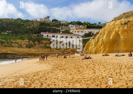 Sandstrand an der Algarve mit zerklüfteten Klippen und Wohnhäusern auf der Spitze. Stockfoto