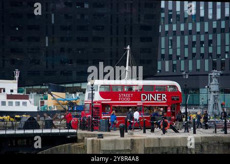 Der rote Doppeldeckerbus wurde zu einem Diner in Albert Docks, Liverpool, Großbritannien Stockfoto