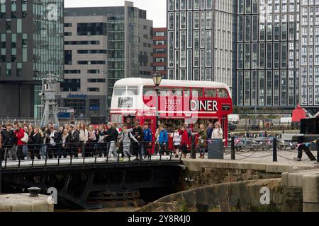 Der rote Doppeldeckerbus wurde zu einem Diner in Albert Docks, Liverpool, Großbritannien Stockfoto