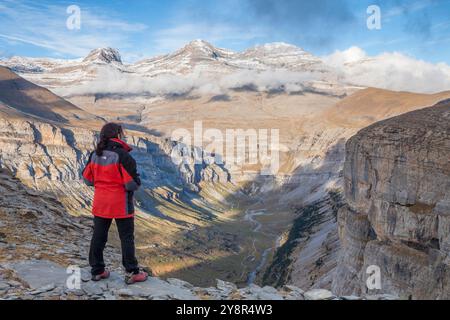 Blick auf die Gipfel von Sorores und das Tal von Ordesa vom Aussichtspunkt - Balcones de Ordesa -, Nationalpark von Ordesa und Monte Perdido, Huesca, Spanien Stockfoto