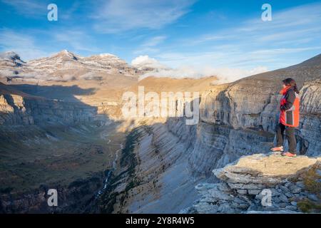 Blick auf die Gipfel von Sorores und das Tal von Ordesa vom Aussichtspunkt - Balcones de Ordesa -, Nationalpark von Ordesa und Monte Perdido, Huesca, Spanien Stockfoto