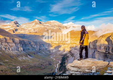 Blick auf die Gipfel von Sorores und das Tal von Ordesa vom Aussichtspunkt - Balcones de Ordesa -, Nationalpark von Ordesa und Monte Perdido, Huesca, Spanien Stockfoto