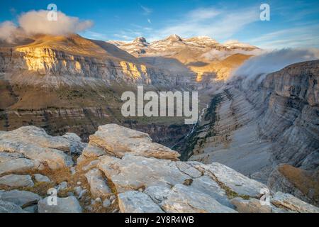 Blick auf Sorores und das Ordesa-Tal vom Aussichtspunkt - Balcones de Ordesa -, Nationalpark von Ordesa und Monte Perdido, Huesca, Spanien Stockfoto