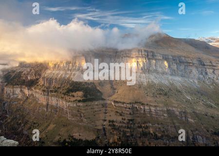 Blick auf das Ordesa-Tal vom Aussichtspunkt - Balcones de Ordesa -, Nationalpark von Ordesa und Monte Perdido, Huesca, Spanien Stockfoto