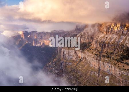 Blick auf das Ordesa-Tal vom Aussichtspunkt - Balcones de Ordesa -, Nationalpark von Ordesa und Monte Perdido, Huesca, Spanien Stockfoto