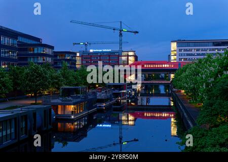 Ein Nachtzug überquert die Brücke durch die Hammerbrookstraße über den Mittelkanal vom Nagelsweg aus gesehen. Stockfoto