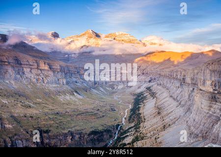 Sonnenuntergang im Ordesa-Tal, Aussichtspunkt - Balcones de Ordesa-, Nationalpark von Ordesa und Monte Perdido, Huesca, Spanien Stockfoto