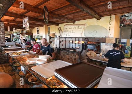 Das Faliero Torta d’ la Maria ist ein großes Restaurant, eine Bar und ein Nachtclub in der Nähe des Trasimeno-Sees in Perugia, Umbrien, Italien. Mitarbeiter, die Befehle entgegennehmen Stockfoto