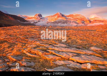 Sonnenuntergang auf den Gipfeln von Sorores, Blick vom Aussichtspunkt - Balcones de Ordesa -, Nationalpark von Ordesa und Monte Perdido, Huesca, Spanien Stockfoto