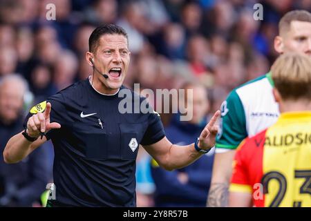 Deventer, Niederlande. Oktober 2024. DEVENTER, NIEDERLANDE - 6. OKTOBER: Schiedsrichter Jeroen Manschot brüllt während eines niederländischen Eredivisie-Spiels zwischen Go Ahead Eagles und Heracles Almelo in de Adelaarshorst am 6. Oktober 2024 in Deventer, Niederlande. (Foto von Raymond Smit/Orange Pictures) Credit: Orange Pics BV/Alamy Live News Stockfoto