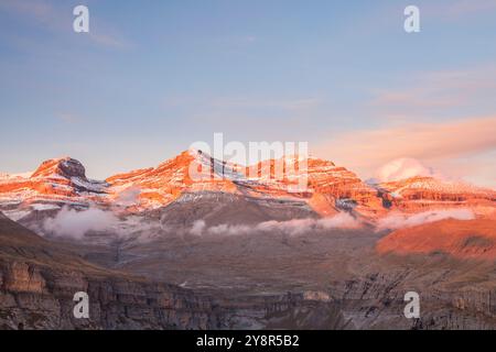 Sonnenuntergang im Ordesa-Tal vom Aussichtspunkt - Balcones de Ordesa -, Nationalpark von Ordesa und Monte Perdido, Huesca, Spanien Stockfoto