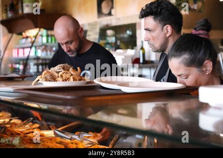 Das Faliero Torta d’ la Maria ist ein großes Restaurant, eine Bar und ein Nachtclub in der Nähe des Trasimeno-Sees in Perugia, Umbrien, Italien. Mitarbeiter, die Befehle entgegennehmen Stockfoto