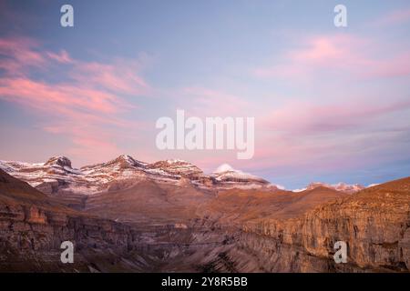 Sonnenuntergang im Ordesa-Tal vom Aussichtspunkt - Balcones de Ordesa -, Nationalpark von Ordesa und Monte Perdido, Huesca, Spanien Stockfoto