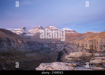 Blick auf das Ordesa-Tal vom Aussichtspunkt - Balcones de Ordesa -, Nationalpark von Ordesa und Monte Perdido, Huesca, Spanien Stockfoto