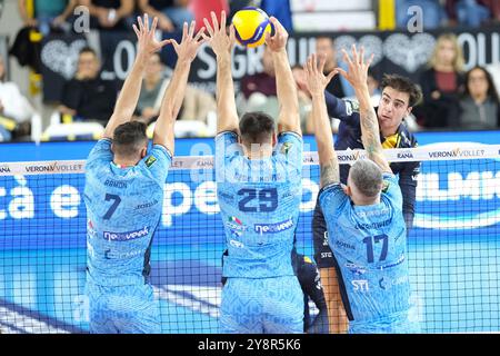 Angriff von Francesco Sani von Rana Verona während des Spiels zwischen Rana Verona und Cisterna Volley, reguläre Saison der SuperLega Italienischen Volleyballmeisterschaft 2024/2025, am 6. Oktober 2024 im Pala AGSM-AIM in Verona, Italien. Stockfoto