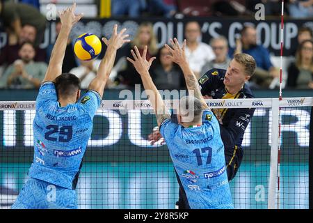 Spike von Donovan Dzavoronok von Rana Verona während des Spiels zwischen Rana Verona und Cisterna Volley, reguläre Saison der SuperLega Italian Volleyball Championship 2024/2025, im Pala AGSM-AIM in Verona, Italien am 6. Oktober 2024. Stockfoto