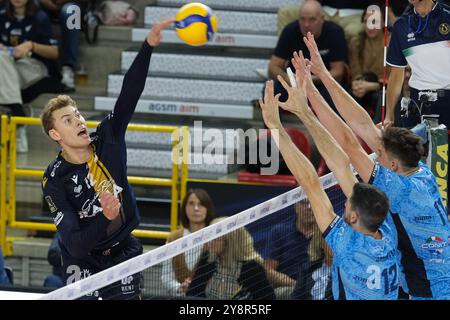 Spike of Mads Kyed Jensen von Rana Verona während des Spiels zwischen Rana Verona und Cisterna Volley, reguläre Saison der SuperLega Italian Volleyball Championship 2024/2025, im Pala AGSM-AIM in Verona, Italien am 6. Oktober 2024. Stockfoto