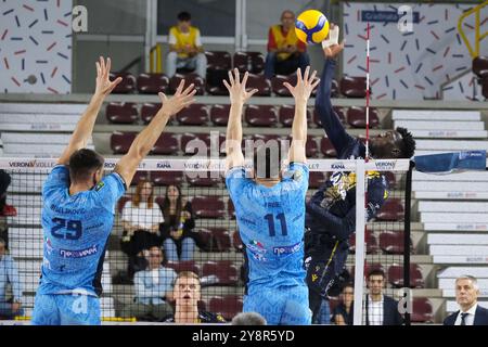 Spike von Noumory Keita von Rana Verona während des Spiels zwischen Rana Verona und Cisterna Volley, reguläre Saison der SuperLega Italian Volleyball Championship 2024/2025, im Pala AGSM-AIM in Verona, Italien am 6. Oktober 2024. Stockfoto