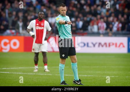 Amsterdam, Niederlande. Oktober 2024. AMSTERDAM, NIEDERLANDE - 6. OKTOBER: Schiedsrichter Allard Lindhout sieht beim niederländischen Eredivisie-Spiel zwischen dem AFC Ajax und dem FC Groningen in der Johan Cruijff Arena am 6. Oktober 2024 in Amsterdam an. (Foto von Orange Pictures/Orange Pictures) Credit: Orange Pics BV/Alamy Live News Stockfoto