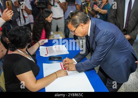 Tunis, Tunesien. Oktober 2024. Tunis, Tunesien. Oktober 2024. Der Präsidentschaftskandidat Zouhair Maghzaoui gibt seine Stimme für die Präsidentschaftswahlen Tunesiens in einem Wahllokal in der Hauptstadt Tunis ab. Quelle: ZUMA Press, Inc./Alamy Live News Stockfoto