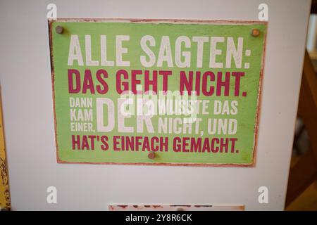 Ein deutsches Zitat auf einer Postkarte. DA STEHT, JEDER SAGTE: DAS IST NICHT MÖGLICH. Dann kam jemand, der das nicht wusste und es einfach tat. Stockfoto
