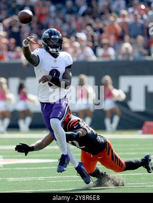 Cincinnati, Usa. Oktober 2024. Baltimore Ravens Quarterback Larmar Jackson (8) wirft unter Druck von Cincinnati Bengals Geno Stone (22) während der ersten Spielhälfte im Paycor Stadium am Sonntag, den 6. Oktober 2024, in Cincinnati, Ohio. Foto von John Sommers II/UPI Credit: UPI/Alamy Live News Stockfoto