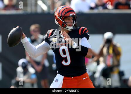 Cincinnati, Usa. Oktober 2024. Cincinnati Bengals Quarterback Joe Burrow (9) wirft unter Druck der Baltimore Ravens Verteidigung während der ersten Spielhälfte im Paycor Stadium am Sonntag, den 6. Oktober 2024, in Cincinnati, Ohio. Foto von John Sommers II/UPI Credit: UPI/Alamy Live News Stockfoto