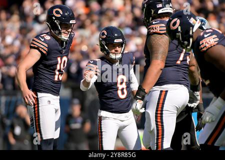 Chicago, Usa. Oktober 2024. Chicago Bears Place Kicker Cairo Santos (8) feiert am Sonntag, den 6. Oktober 2024, den Extrapunkt gegen die Carolina Panthers im Soldier Field in Chicago. Foto: Mark Black/UPI Credit: UPI/Alamy Live News Stockfoto