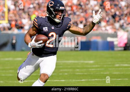 Chicago, Usa. Oktober 2024. Chicago Bears Wide Receiver DJ Moore (2) erzielt am Sonntag, den 6. Oktober 2024, einen Touchdown gegen die Carolina Panthers im Soldier Field in Chicago. Foto: Mark Black/UPI Credit: UPI/Alamy Live News Stockfoto