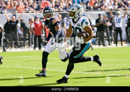 Chicago, Usa. Oktober 2024. Carolina Panthers Running Back Chuba Hubbard (30) führt am Sonntag, den 6. Oktober 2024, einen Touchdown gegen die Chicago Bears im Soldier Field in Chicago aus. Foto: Mark Black/UPI Credit: UPI/Alamy Live News Stockfoto