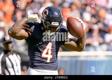 Chicago, Usa. Oktober 2024. Chicago Bears Running Back D’Andre Swift (4) feiert am Sonntag, den 6. Oktober 2024, einen Touchdown gegen die Carolina Panthers im Soldier Field in Chicago. Foto: Mark Black/UPI Credit: UPI/Alamy Live News Stockfoto