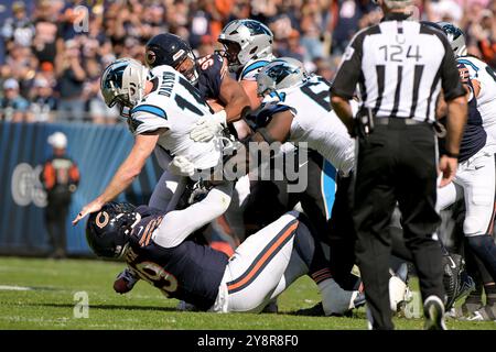 Chicago, Usa. Oktober 2024. Carolina Panthers Quarterback Andy Dalton (14) wird am Sonntag, den 6. Oktober 2024, von den Chicago Bears im Soldier Field in Chicago geplündert. Foto: Mark Black/UPI Credit: UPI/Alamy Live News Stockfoto