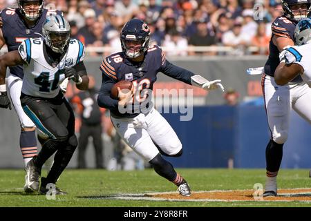 Chicago, Usa. Oktober 2024. Chicago Bears Quarterback Caleb Williams (18) führt den Ball am Sonntag, den 6. Oktober 2024, im Soldier Field in Chicago zum ersten Mal gegen die Carolina Panthers aus. Foto: Mark Black/UPI Credit: UPI/Alamy Live News Stockfoto