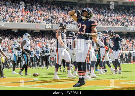 Chicago, Usa. Oktober 2024. Chicago Bears Running Back Roschon Johnson (23) feiert am Sonntag, den 6. Oktober 2024, seinen Touchdown gegen die Carolina Panthers im Soldier Field in Chicago. Foto: Mark Black/UPI Credit: UPI/Alamy Live News Stockfoto