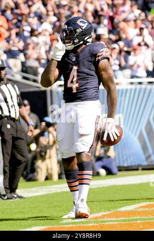 Chicago, Usa. Oktober 2024. Chicago Bears Running Back D’Andre Swift (4) feiert am Sonntag, den 6. Oktober 2024, einen Touchdown gegen die Carolina Panthers im Soldier Field in Chicago. Foto: Mark Black/UPI Credit: UPI/Alamy Live News Stockfoto