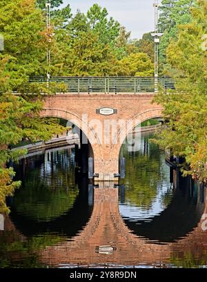 Road Crossing over Water Way mit Reflexion in The Woodlands TX Stockfoto