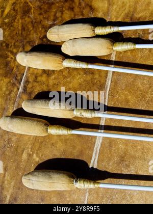 Bild einer Spitze eines Native American Drum Head mit sechs Schlägern Stockfoto