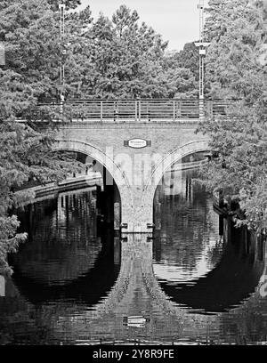 Road Crossing over Water Way mit Reflexion in The Woodlands TX Stockfoto