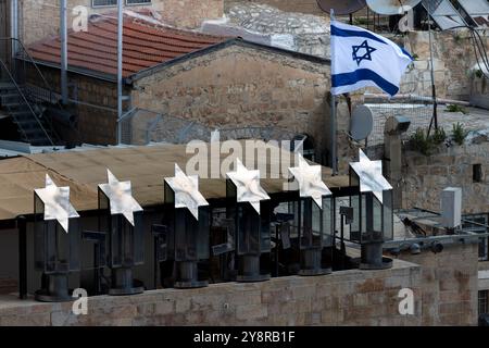 Ein Holocaust-Denkmal mit sechs silbernen Sternen, die sechs Millionen jüdische Todesfälle darstellen, auf einem Balkon über der Westmauer in der Altstadt von Jerusalem. Stockfoto