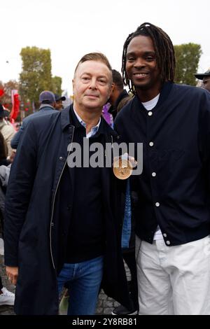 Paris, Frankreich. Oktober 2024. Philippe Ducloux und der Olympiasieger Enzo Lefort nehmen an der 22. Ausgabe des Tropischen Karnevals Teil, der von der Stadt Paris und der Tropischen Karnevalsvereinigung Paris und der Ile-de-France organisiert wurde und das Thema „Überseegebiete vereinte durch den Olympismus“ trug, fand am 6. Oktober 2024 in der Avenue des Champs-Elysées in Paris statt. Quelle: Bernard Menigault/Alamy Live News Stockfoto