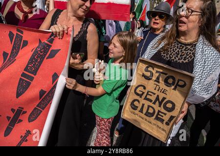 Barcelona, Spanien. Oktober 2024. Während der Demonstration wird ein Demonstrant mit einem Plakat gesehen, das ein Ende des palästinensischen Völkermords fordert. Tausende von Menschen haben im Zentrum Barcelonas demonstriert, um einen Waffenstillstand über Palästina und den Libanon zu fordern und den spanischen Premierminister Pedro Sánchez zu fordern, dass die spanische Regierung unverzüglich alle Zusammenarbeit beim Waffenverkauf an Israel einstellt. Quelle: SOPA Images Limited/Alamy Live News Stockfoto