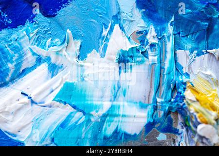 Blaue und weiße Ölflecken auf einer Malpalette Stockfoto