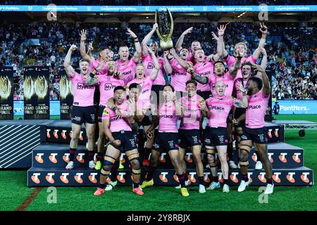 Sydney, Australien, 6. Oktober 2024. Die Penrith Panthers feiern den Sieg des Grand Finals während des NRL Grand Final Spiels zwischen Panthers und Storm im Accor Stadium am 06. Oktober 2024 in Sydney, Australien. Quelle: Pete Dovgan/Speed Media/Alamy Live News Stockfoto