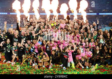 SYDNEY, AUSTRALIEN – 06. OKTOBER: Penrith Panthers feiern den Sieg des Grand Final im NRL Grand Final Spiel zwischen Panthers und Storm im Accor Stadium am 06. Oktober 2024 in Sydney, Australien. (Foto: Pete Dovgan/Speed Media/Icon Sportswire) Stockfoto